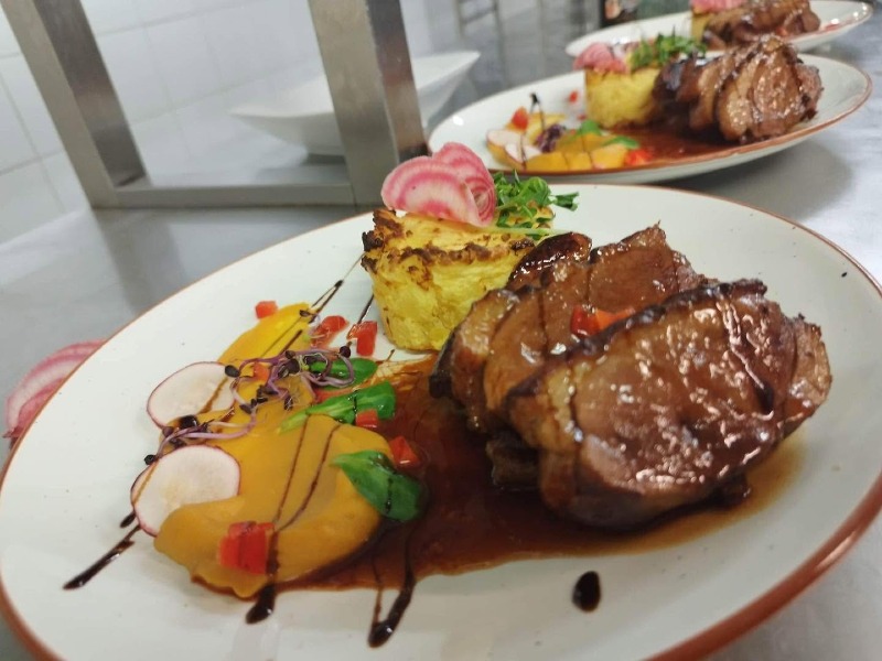 Konfitált libamell, demi glace, magyaros burgonyapüré